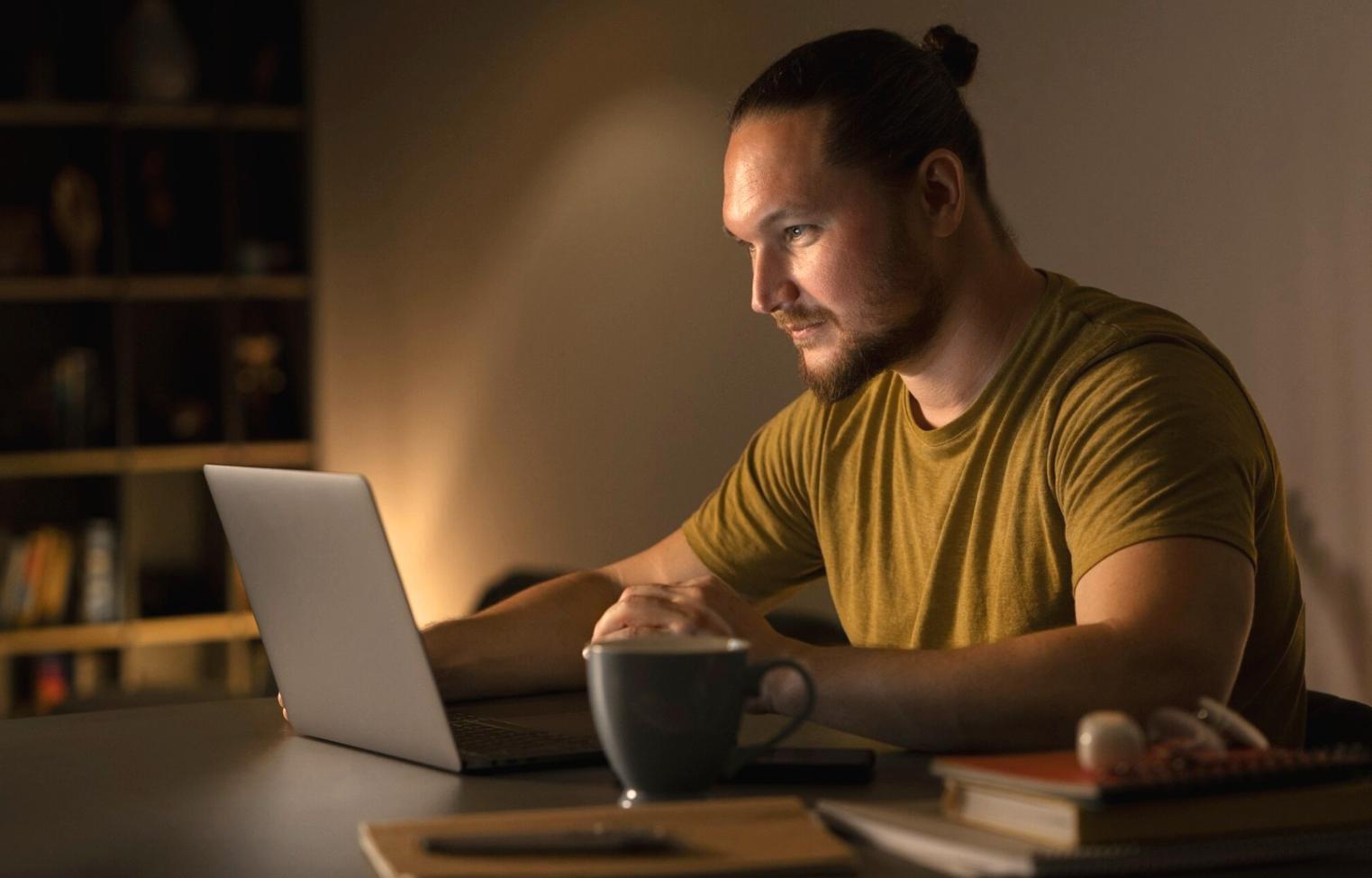 renquasylor office workspace with financial planning tools